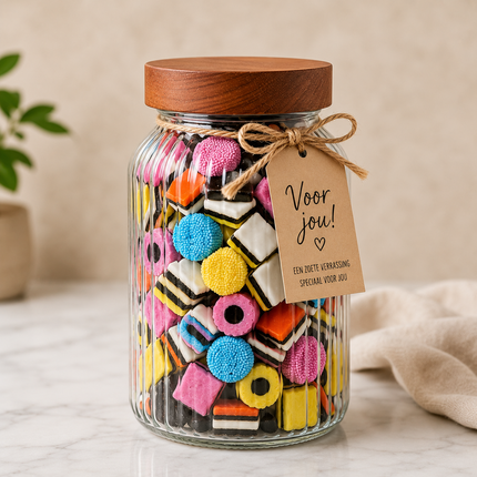 Luxe glazen snoeppot gevuld met Engelse drop en houten deksel met gepersonaliseerd cadeaukaartje.